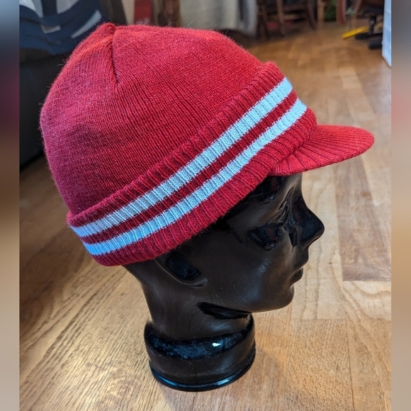 🎉 Vintage Red Knit Beanie Hat with Retro Stripe Vibes 🎉 - Picture 6 of 6